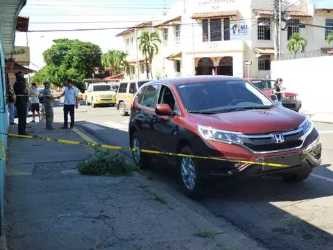 Le hurtan 5 mil dólares del auto al alcalde de Pesé