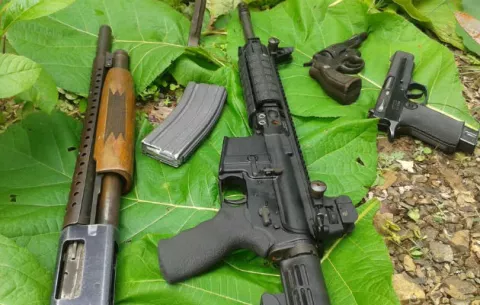 Hallan armas enterradas, municiones y equipo de uso militar en Veraguas