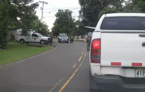 Delincuentes lo impactan con arma de fuego y le roban el auto 