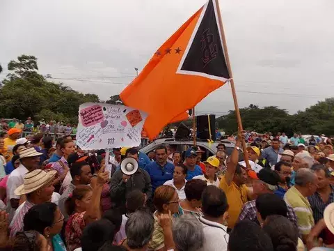 Polémica por existencia de dos banderas en Los Santos