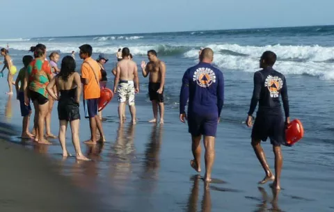 Bañista en playa la Barqueta es arrastrado por las fuertes olas 