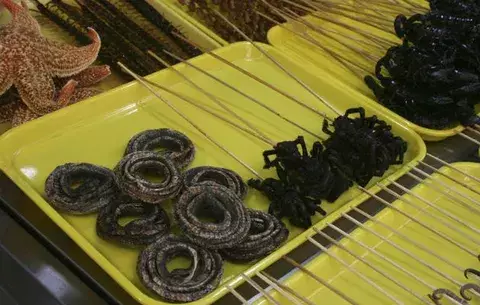 Pekín cierra su mercado de brochetas de insectos