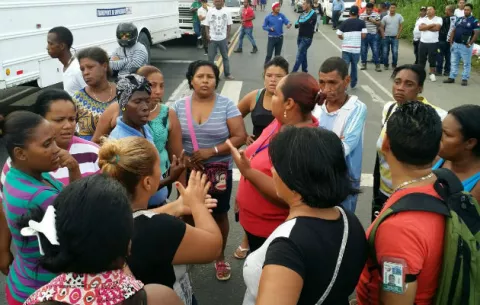 Moradores de Buena Vista en Colón cierran la vía tras ocho días sin agua potable