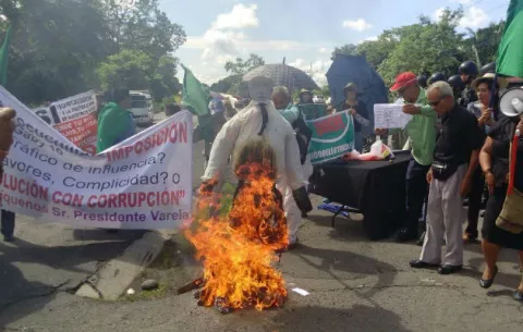 Coordinadora de Bugaba contra hidroeléctricas cierran la vía