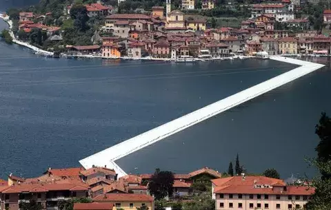 Christo invita a caminar sobre las aguas del italiano lago Iseo