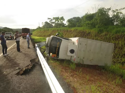 Camión cargado de mariscos se vuelca en San Félix