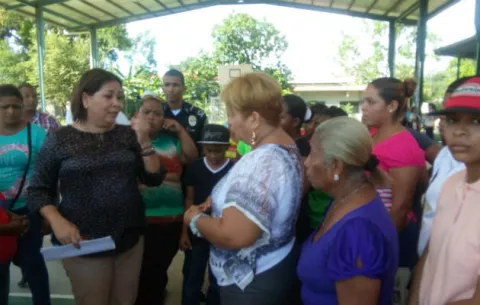 Padres familia cierran con candado escuela de Río Hato por mal estado