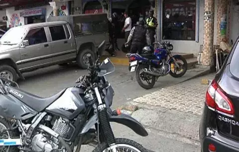 Sujeto le arrabata la cartera cuando le piden un dólar 
