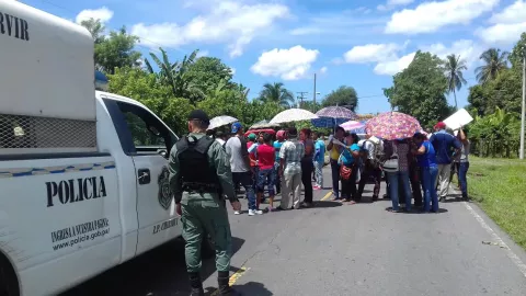 Moradores de Chiriquí Viejo en Divalá cerraron la vía por falta de transporte
