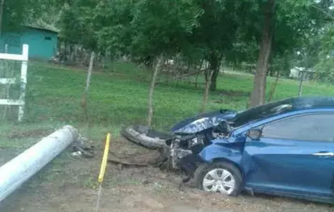 Joven se queda dormido y choca con poste, dejando sin luz a Santa Ana