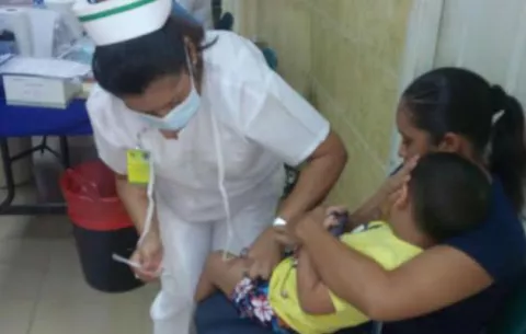 Centro de salud de Penonomé abarrotado por vacunas