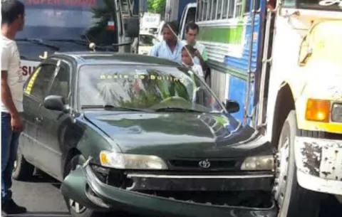 Choque entre bus y auto Sedán en Colón 