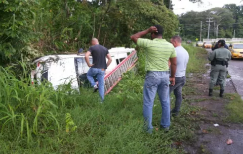 Conductor pierde el control y sufre vuelco en Colón 