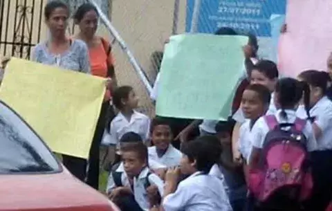 En La Colorada exigen traslado de directora de la escuela
