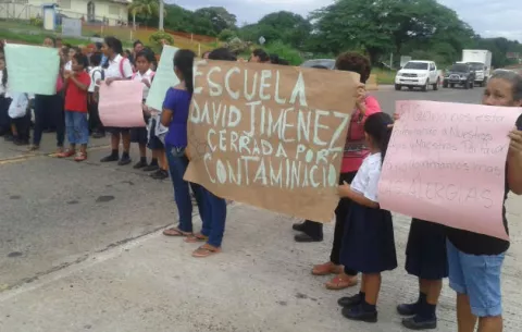 Alumnos cierran la vía por contaminación en escuela 