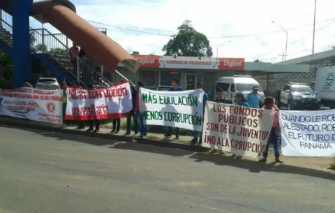 Estudiantes protestan en contra de la corrupción gubernamental