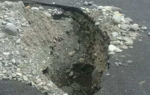 Enorme cráter en carretera de Silico Crik, Bocas, pone en peligro a viajeros
