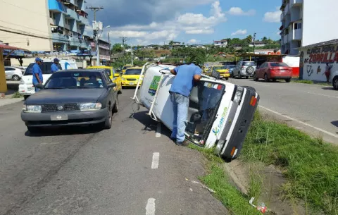 Conductor cae en una cuneta en Colón