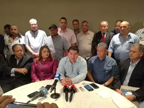 Otros diputados del PRD y del CD traicionan la línea de sus partidos