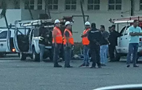 Muere trabajador al caerle cable de alta tensión encima 