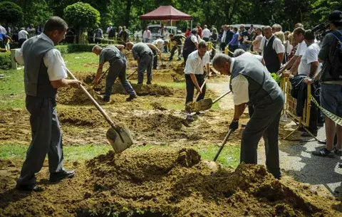 Excavadores de tumbas húngaros compiten en rapidez y estilo 