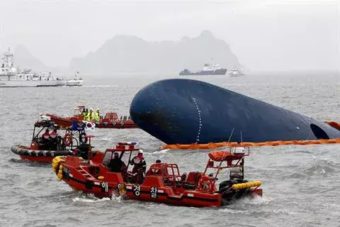 Corea del Sur comienza a reflotar el ferri del trágico hundimiento de 2014