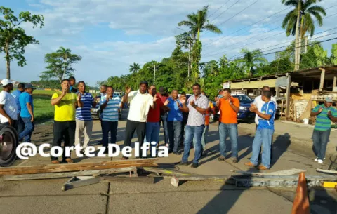 Representantes trancan la vía por deficiencias con el ferry en Colón
