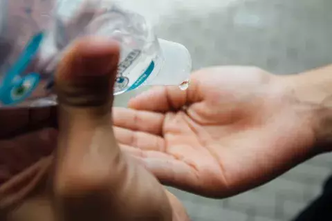 Locales se aprovechan del A(H1N1) elevando precio de gel alcoholado
