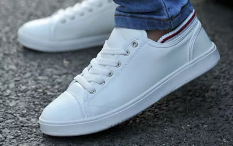 Los zapatos blancos deportivos en los hombres están de moda