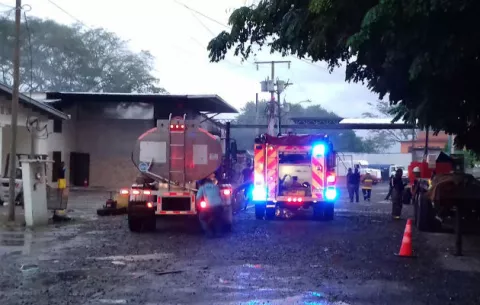Bomberos sofocan incendio en fábrica de granito en David