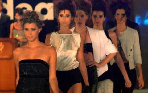 Buscan prohibir la difusión de imágenes de extrema delgadez en la moda