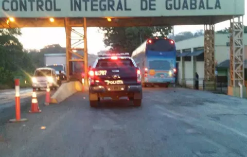 Llevaba siete paquetes de presunta cocaína en supuesto auto del INADEH