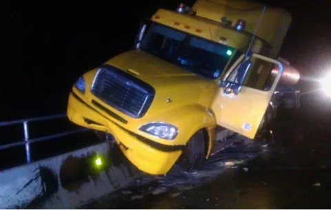 Vehículo articulado en Remedios colisiona y se incendia