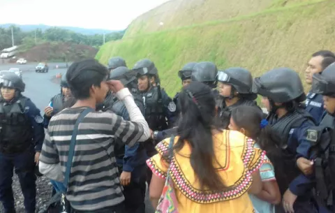 En medio de celebración, indígenas son retirados de la calle por la policía
