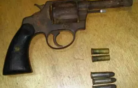 Amenazaba a las personas con arma de fuego