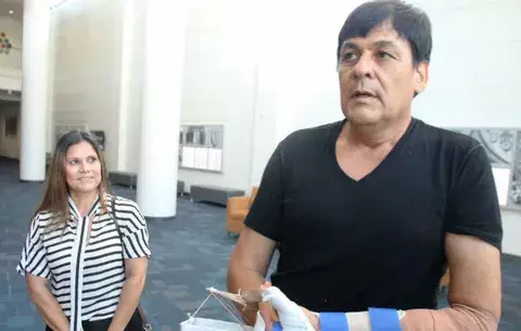 Texano recibe primer trasplante de mano en Carolina del Norte