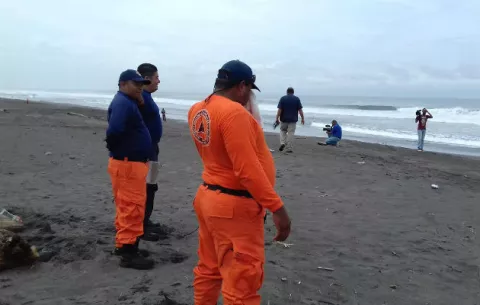 Sin encontrar cuerpo de bañista en playa La Barqueta