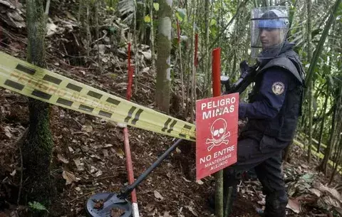 Crean un dron capaz de "olfatear" minas antipersonales