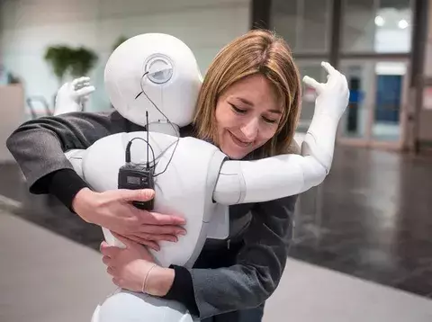 El padre de Pepper inventa un nuevo robot para remediar la soledad