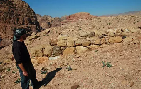 Descubren monumento oculto bajo la arena en Petra 