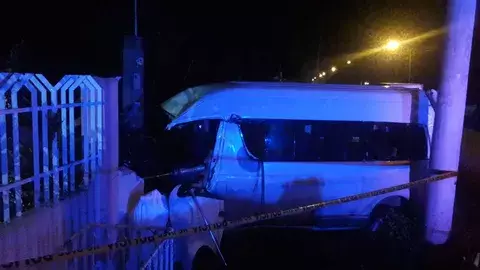 Conductor de 'bus pirata' fallece al impactar contra muro de una casa