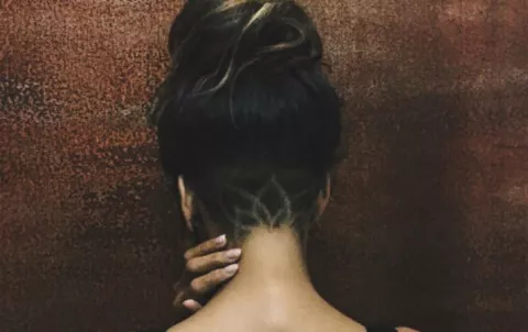 Halle Berry se une a la tendencia de los "tatuajes" en la nuca