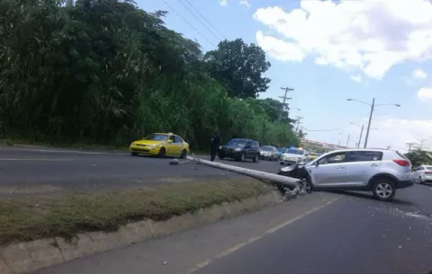 Camioneta choca con un poste del tendido eléctrico