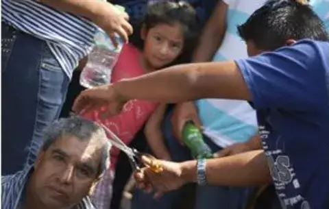 Despiden a maestros por rapar a compañeros en Comitán; piden a PGJ dar con responsables