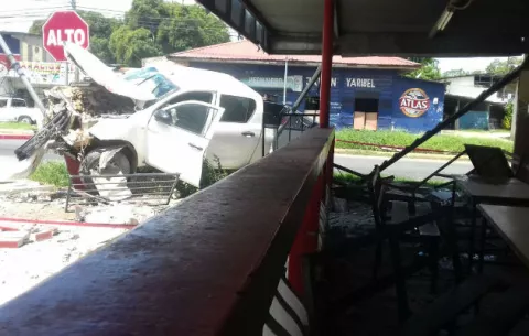 Se salvan de milagro tras chocar ´pick-up' contra restaurante en Río Hato