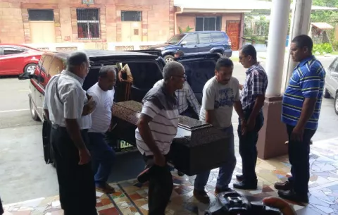 Dan último adiós a quinceañera asesinada de un tiro en la cabeza