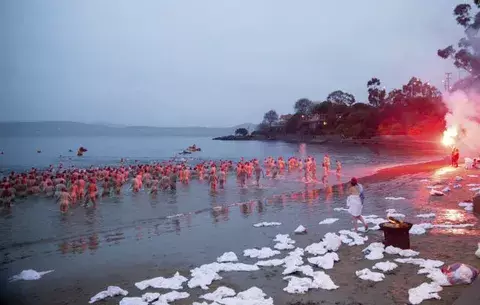 Conmemoran el solsticio de invierno con baño en aguas helada 