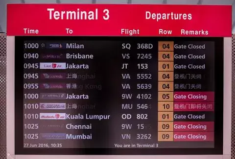 Equipos de emergencia rescatan a 241 personas tras incendio en avión en Singapur