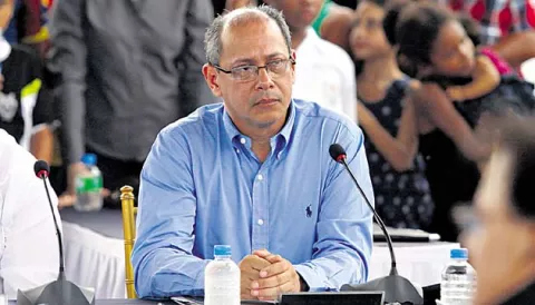 Resignation of Minister of Health amid crisis is questioned
