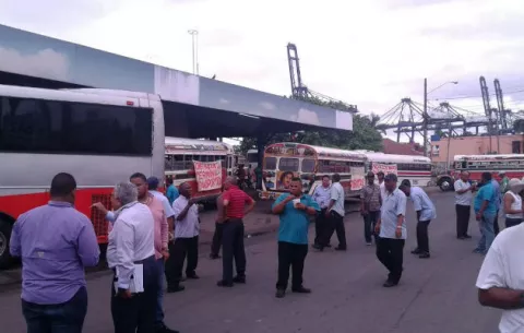 Trasportista exigen con caravana Terminal de Transporte